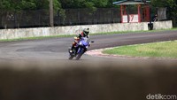 Motor ini menggendong mesin 250cc, berpendingin cairan, DOHC, 8 katup 2 silinder dengan transmisi 6 percepatan. Mesin itu mampu menyemburkan tenaga hingga 36 PS pada 12.000 rpm dengan torsi maksimal 23,6 Nm pada 10.000 rpm. Foto: Grandyos Zafna