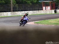 Asyiknya Yamaha R25 Terbaru, Cornering Jadi Lebih Pede