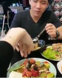 Duh, Wanita Ini Selalu Minta 'Dicium' Saat Cowoknya Lagi Makan
