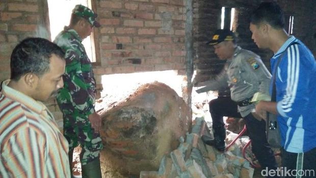Batu besar longsor timpa rumah warga/