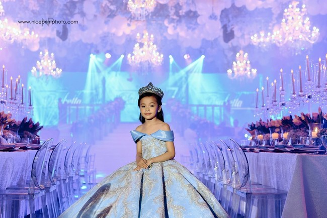 Sophia Isabella Barbo yang berusia tujuh tahun bahagia bukan kepalang karena mendapatkan pesta ulang tahun yang bisa jadi impian anak-anak seumurnya. Pesta hari jadi Sophia digelar dengan tema Disney Princess. Foto: Facebook Nice Print Photography & Exige Weddings