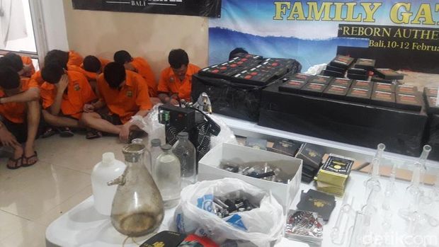   Polisi membongkar sindikat narkotika 'Reborn Cartel'. 