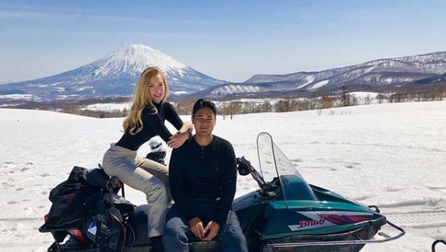 8 Foto Romantis Panji Trihatmodjo dan Varsha Strauss