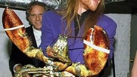 Wow! Seekor lobster super besar sedang dipegang Axl, kira-kira lobster ini mau dimasak atau diapakan ya? Kalau dimasak pasti dagingnya super tebal dan lembut. Foto: Instagram