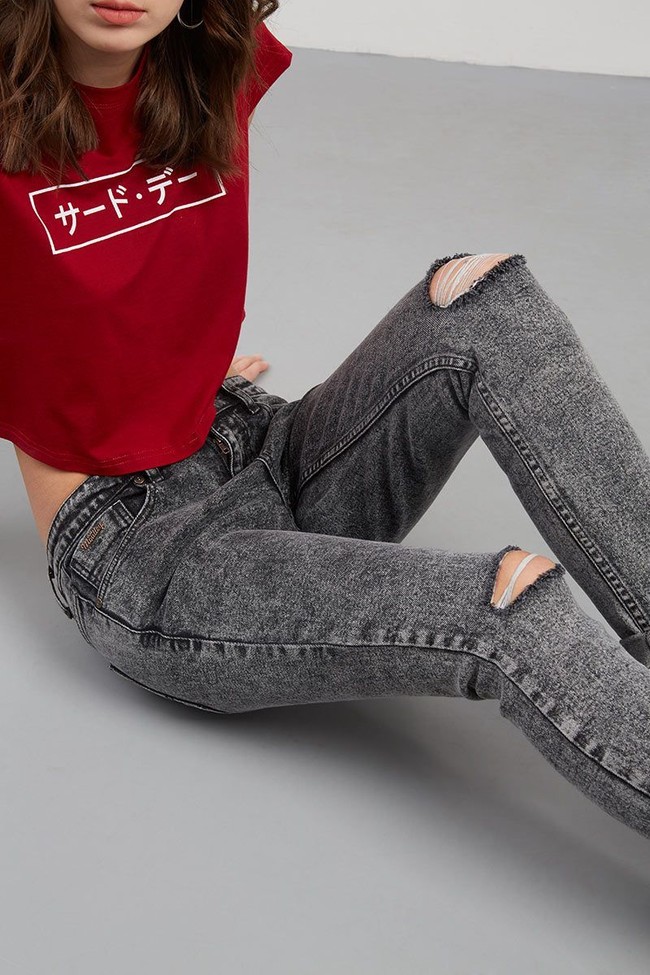 Suka dengan jeans warna abu-abu? Anda pun bisa mendapati pilihannya yang diskon di situs Berrybenka. MOUTLEY STREET PANTS berikut turun 25% menjadi Rp 320 ribu. Jeans dengan warna pudar ini juga punya aksen robek dan hem digulung. Foto: Berrybenka