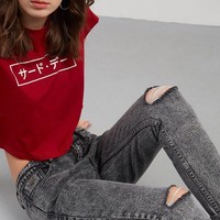 Suka dengan jeans warna abu-abu? Anda pun bisa mendapati pilihannya yang diskon di situs Berrybenka. MOUTLEY STREET PANTS berikut turun 25% menjadi Rp 320 ribu. Jeans dengan warna pudar ini juga punya aksen robek dan hem digulung. Foto: Berrybenka