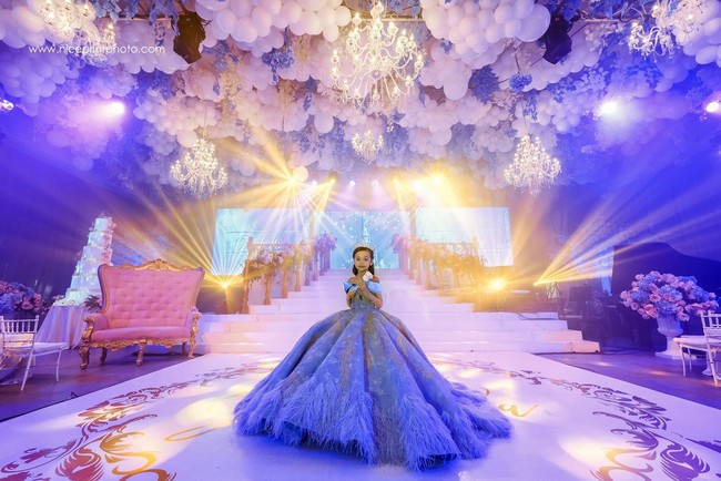 Foto-foto ulang tahun mewah Sophia ini diunggah oleh akun Facebook tim fotografi yang memotret acara tersebut yaitu Nice Print Photography & Exige Weddings. Sejak diunggah pada Senin (5/11/2018), foto-foto tersebut sudah disebarkan ulang hampir 10 ribu kali dan ramai diserbu puluhan ribu komentar. Foto: Facebook Nice Print Photography & Exige Weddings