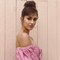 Postingan bintang film Baaghi 2 untuk merayakan Diwali itu memamerkan dirinya mengenakan saree lehenga dari Sukriti dan Aakriti couture dengan bra-let dari Calvin Klein. Gaya busananya itu pun dihujat karena dinilai tak menghormati tradisi India, sebelum akhirnya Disha menon-aktifkan kolom komentar Instagramnya. Foto: Instagram