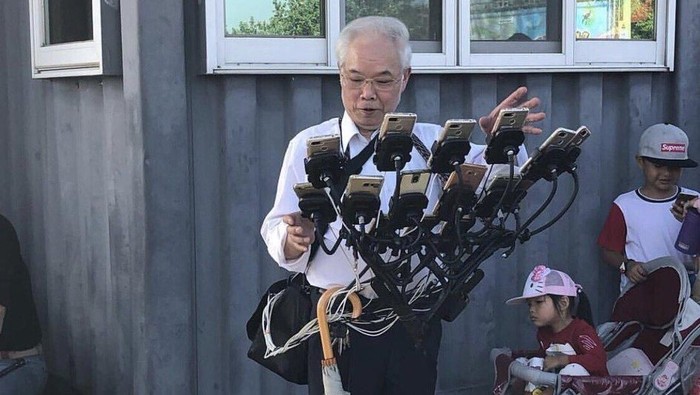 Greget banget, kakek ini main Pokemon Go pakai 11 ponsel (Foto: Istimewa/Twitter @muumi5x15) Greget banget, kakek ini main Pokemon Go pakai 11 ponsel (Foto: Istimewa/Twitter @muumi5x15)