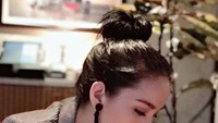 Ibu satu anak ini hendak menyeruput hangatnya cappuccino. Minumnya jangan ragu-ragu gitu dong hihi. Foto: Instagram jill_gladys_
