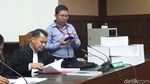 Potret 1.211 Lembar Tuntutan untuk Zumi Zola