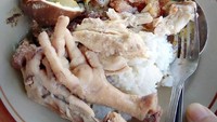 Selain opor ceker gudeg juga dilengkapi dengan telor pindang yang gurih kenyal. Foto: Instagram @chairinanuroktiva