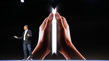 Sayangnya Samsung tidak menyebutkan kapan ponsel layar lipat pertamanya akan diumumkan untuk dipasarkan. Bisa jadi di perhelatan CES atau MWC 2019 seperti santer dirumorkan beberapa waktu lalu. Kita tunggu saja kehadirannya. Foto: Reuters