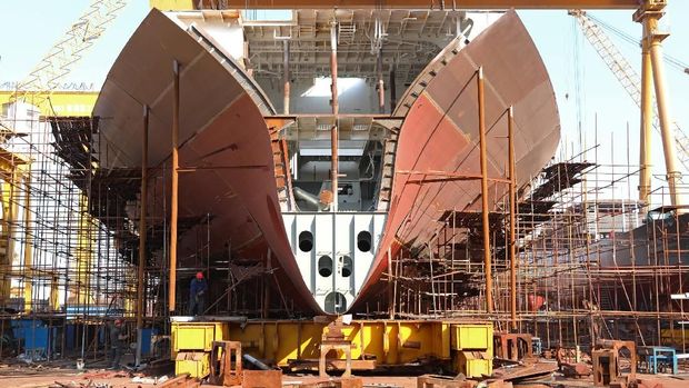 Workers are seen near a vessel under construction at a shipyard of Huanghai Shipbuilding Co in Pekerja menyelesaikan pembangunan kapal di galangan kapal Huanghai Shipbuilding Co di Weihai, Provinsi Shandong, China. REUTERS / Stringer