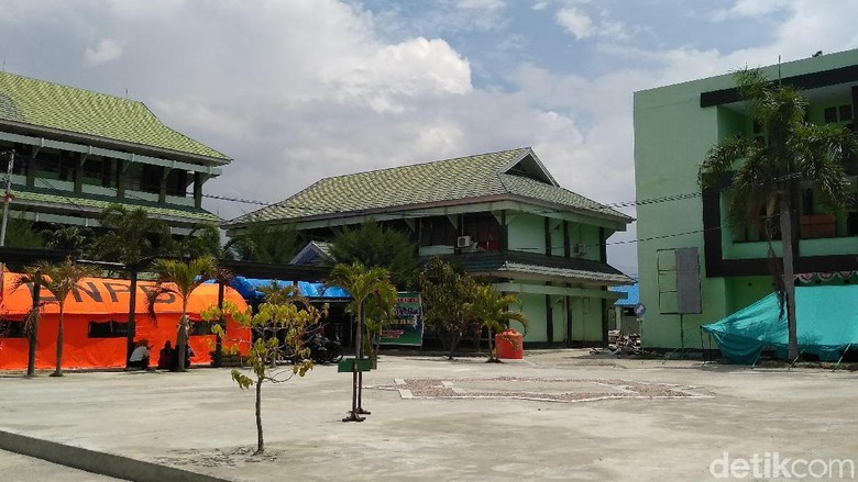 Mahasiswa IAIN Palu Belajar di Luar Gedung Mahasiswa IAIN Palu Belajar di Luar Gedung