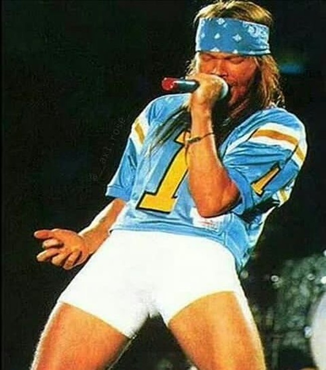 Untuk gaya yang lebih sporty, Axl pernah memasangkan celana dalamnya dengan kostum football Amerika. (Foto: Instagram/@__axl.rose_)