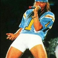 Untuk gaya yang lebih sporty, Axl pernah memasangkan celana dalamnya dengan kostum football Amerika. (Foto: Instagram/@__axl.rose_)