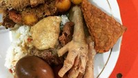 Gudeg ceker mbok Wir tampilannya agak kering. Lauknya juga komplet. Selain ceker ada sate uritan. Foto: Instagram @soloinfo