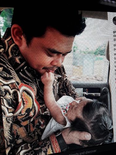 So Sweet, Momen Suami Kahiyang Ayu Gendong Cucu Kedua Presiden Jokowi
