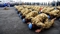 Mereka tampak melakukan sujud syukur ketika tiba di Dermaga Ujung Koarmada II Surabaya. ANTARA FOTO/M Risyal Hidayat.