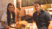 Meski harus menjalani hubungan jarak jauh bersama sang kekasih, tapi Miyabi selalu menyempatkan diri berkunjung ke Manila untuk bertemu dengan kekasihnya. Ini potret mereka saat makan malam berdua. Foto: Instagram @maria.ozawa