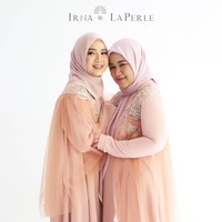 Adapun Fitri Tropica, Vebby Paleinta hingga Chacha Frederica tampil lebih simpel dengan hijab segi empat. Mereka memakai dress dengan nuansa warna yang sama. Foto: Diera Bachir