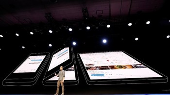 Dalam perhelatan di San Francisco, Justin Denilson selaku Senior Vice President Samsung Electronics America menunjukkan prototipe ponsel layar lipat. Foto: Reuters