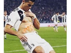 Kelakar Netizen untuk Aksi Pamer Perut Cristiano Ronaldo