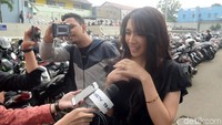 Menurutnya ia tak pernah bilang punya hubungan spesial dengan Jose. Jadi selama ini sama Jose cuma teman? Pool/Noel/detikFoto.