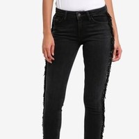 Celana jeans diskon menarik lain yang disediakan Zalora adalah keluaran Mango ini. Hadir dengan aksen rumbai di bagian samping, Fringed Skinny Jeans ini cukup unik. Produk tersebut turun dari Rp 900 ribu menjadi Rp 225 ribu. Foto: Zalora