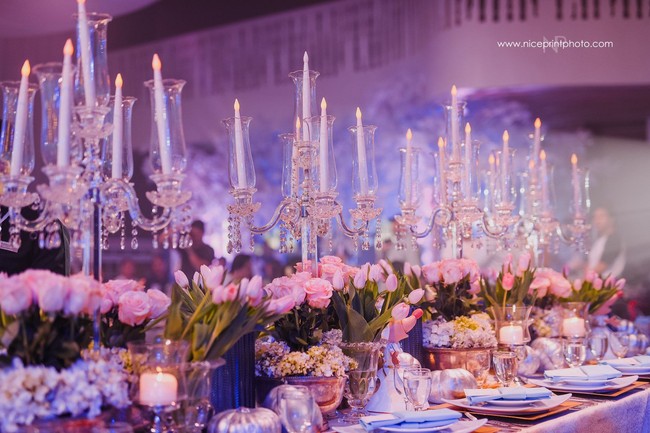 Seperti inilah mewahnya dekorasi pesta ulang tahun Sophia yang oleh netizen sudah setara dengan pesta pernikahan. Setiap meja tamu dihiasi bunga mawar dan chandelier. Foto: Facebook Nice Print Photography & Exige Weddings