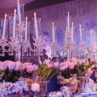 Seperti inilah mewahnya dekorasi pesta ulang tahun Sophia yang oleh netizen sudah setara dengan pesta pernikahan. Setiap meja tamu dihiasi bunga mawar dan chandelier. Foto: Facebook Nice Print Photography & Exige Weddings