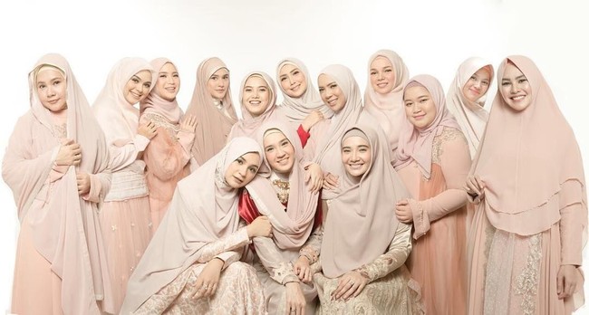 Semakin banyak artis yang berhijrah dan mantap berhijab. Beberapa waktu lalu, Dewi Sandra hingga Dhini Aminarti melakukan pemotretan bersama dengan tema Hijab Squad. Foto: Diera Bachir
