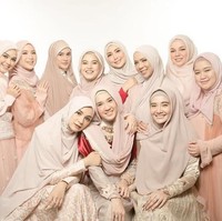 Semakin banyak artis yang berhijrah dan mantap berhijab. Beberapa waktu lalu, Dewi Sandra hingga Dhini Aminarti melakukan pemotretan bersama dengan tema Hijab Squad. Foto: Diera Bachir