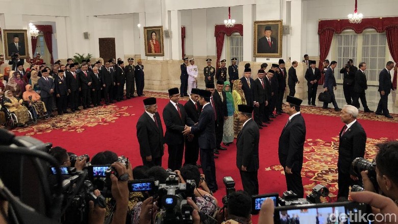 Sosok 6 Pahlawan Nasional Baru yang Bisa Bunda Beri Tahu ke Anak/ Foto: Jokowi Beri Gelar Pahlawan Nasional ke 6 Tokoh (Jordan-detikcom) Sosok 6 Pahlawan Nasional Baru yang Bisa Bunda Beri Tahu ke Anak/ Foto: Jokowi Beri Gelar Pahlawan Nasional ke 6 Tokoh (Jordan-detikcom)