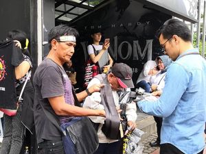 Merchandise Bootleg Guns N Roses Penuhi Kawasan Senayan