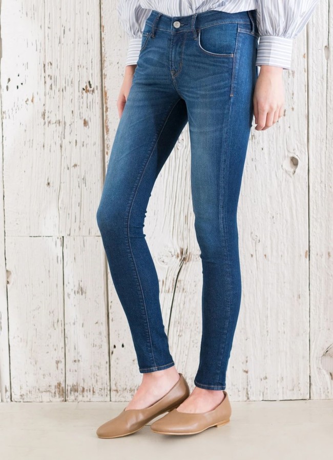 Mencari opsi celana jeans skinny? Opsinya yang diskon juga ada di situs Bobobobo. Indigo Maddie Denim Pants dari merek Earth, Music & Ecology by Stripe Japan ini pun turun dari Rp 599 ribu menjadi Rp 479 ribuan. Foto: Bobobobo