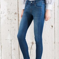 Mencari opsi celana jeans skinny? Opsinya yang diskon juga ada di situs Bobobobo. Indigo Maddie Denim Pants dari merek Earth, Music & Ecology by Stripe Japan ini pun turun dari Rp 599 ribu menjadi Rp 479 ribuan. Foto: Bobobobo