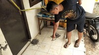 Foto: Di lantai teras, tampak ada bercak hitam sisa terbakar. (Guruh-detikcom)