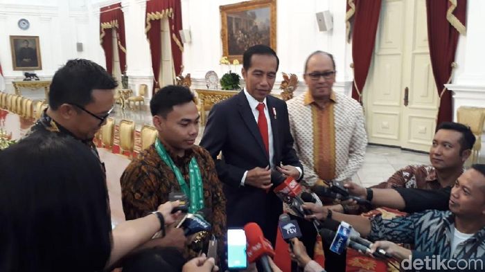 Eko Yuli Irawan bertemu Presiden Jokowi di Istana. (Ray Jordan/detiksport) Eko Yuli Irawan bertemu Presiden Jokowi di Istana. (Ray Jordan/detiksport)