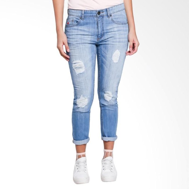 Selain Levis, Blibli juga menawarkan opsi dari 3Second. 3SECOND Ladies 0610 106101723 Pants - Blue ini pun diskon setengah harga menjadi Rp 198 ribuan. Item berikut tampil menarik dengan aksen robekan dan hem digulung. Foto: Blibli