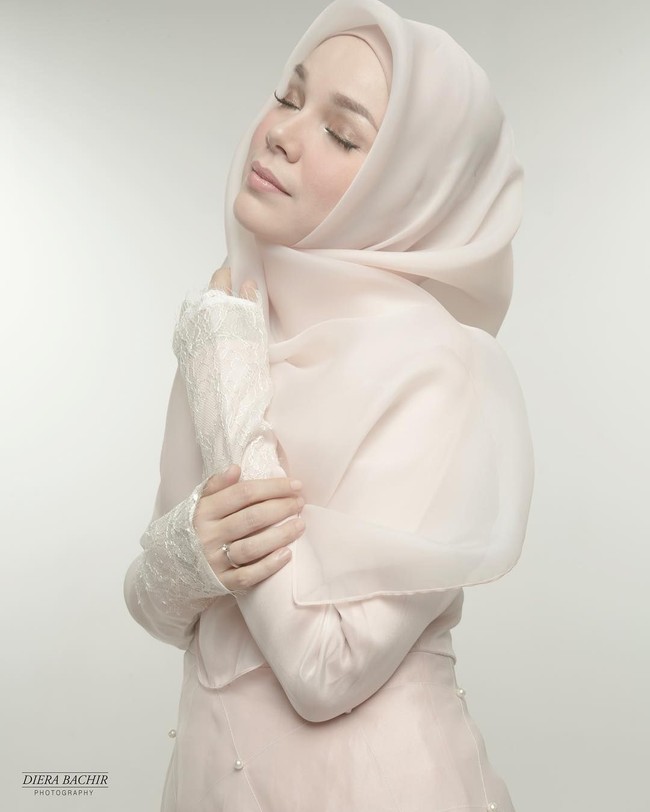 Tak jarang, mereka menghadiri pengajian bersama. Zaskia Sungkar hingga Dewi Sandra terlihat makin serius mendalami ilmu agama. Mereka saling mengajak dalam kebaikan. Foto: Diera Bachir