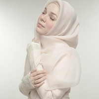 Tak jarang, mereka menghadiri pengajian bersama. Zaskia Sungkar hingga Dewi Sandra terlihat makin serius mendalami ilmu agama. Mereka saling mengajak dalam kebaikan. Foto: Diera Bachir