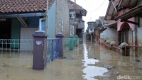 Nampak sejumlah sampah ikut hanyu terbawa banjir yang dapat menjadi salah satu penyebab penyakit bagi masyarakat.
