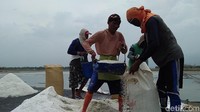 Tak hanya gagal panen, Warsin mengakui kualitas garam yang sebelumnya telah dikeruk menjadi buruk karena bercampur dengan lumpur akibat guryuran hujan.
