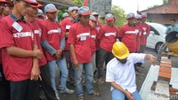 Tenaga konstruksi merupakan mitra utama bagi PT Semen Indonesia (Persero) Tbk. Para pekerja konstruksi menjadi pengguna langsung semen, sehingga sangat menentukan bagi pemilik properti dalam berbelanja produk semen yang berkualitas. dok. semen indonesia