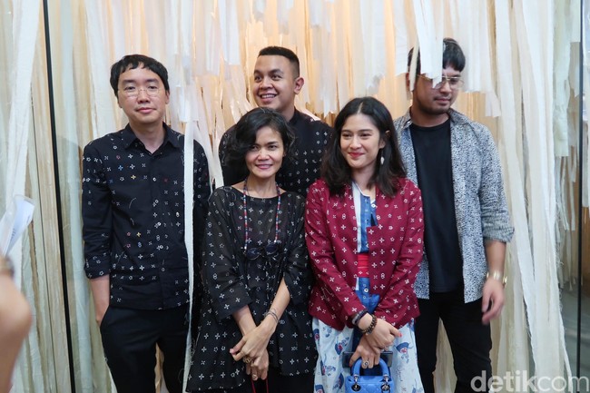 Dian bukan kali pertama berkolaborasi dengan Sejauh Mata Memandang. Sebelumnya dia pernah menjadi model katalog bersama aktris Eva Celia. Say salah satu fans berat Sejauh Mata Memandang. Kenapa brand Sejauh beda dari bran lainnya, karean story tellingnya bagus sekali, ujar Dian kepada media. Foto: Alissa Safera/Wolipop