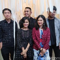 Dian bukan kali pertama berkolaborasi dengan Sejauh Mata Memandang. Sebelumnya dia pernah menjadi model katalog bersama aktris Eva Celia. Say salah satu fans berat Sejauh Mata Memandang. Kenapa brand Sejauh beda dari bran lainnya, karean story tellingnya bagus sekali, ujar Dian kepada media. Foto: Alissa Safera/Wolipop