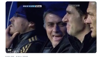 Kalau yang ini, Mourinho diibaratkan mengolok kekalahan tandang Liverpool di partai Liga Champions pada tengah pekan. Liverpool kalah? MU menang di kandang Juve lho, begitu kira-kira. (Foto: Internet/Twitter)