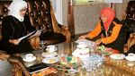 Intip Momen Bupati Indramayu, Anna Sophanah Saat Makan Bareng Warga